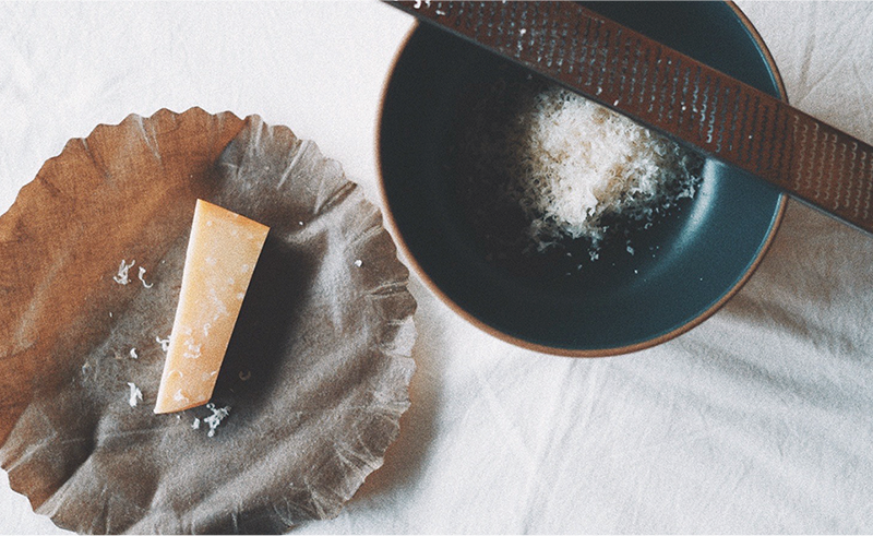 Mサイズのエコラップの上にあるチーズとその横の削られたチーズ